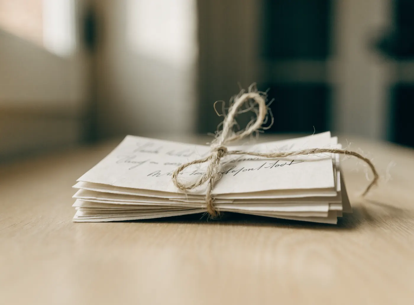Petite pile de cartes de remerciement écrites à la main, attachées avec de la ficelle