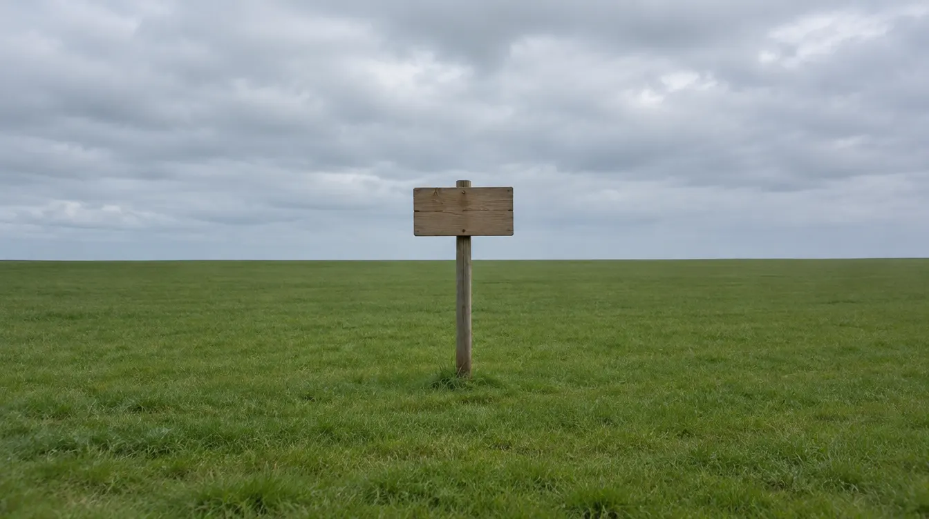 Pancarte vierge plantée seule au milieu d’un grand champ vide